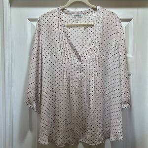 Rose+Olive plus size women’s top. 2x. Blush pink with black polka dots. V-neck